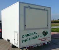 Verkaufshänger für Rostbratwürste - Verkaufshänger mit Seitenklappe und Heckklappe. Der Bratwurstrost kann heckseitig platziert werden. Tür, Front- &amp; Heckklappe sowie Arbeitsplatte durchgehend mit Hygienepaket gehören zur Grundausstattung!<br />