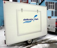 Verkaufshänger für Fischerzeugnisse - Klapptresen & Bühnenpodeste vom Profi