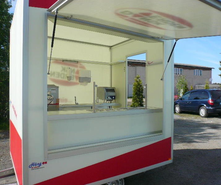 Bühnenpodeste und mobile Tresen: Verkaufshänger für HotDogs